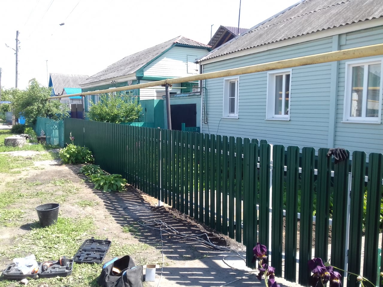 Комбинированный забор 25м штакетник и профлист, ворота, калитка фото в Мытищах