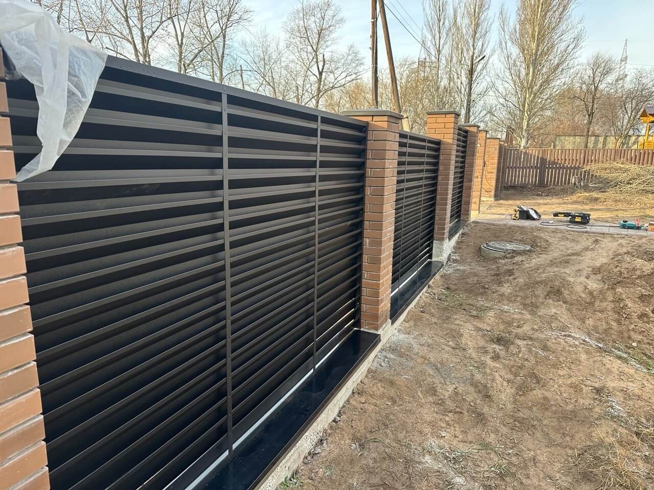 Забор-жалюзи из ламелей Хай-Тек 16м RAL9005/9005 Черный двусторонний МАТТЕ фото 1 в Мытищах
