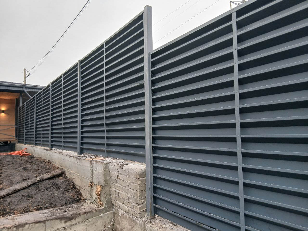 Забор-жалюзи из ламелей Хай-Тек 37м RAL7024/7024 Серый Графит двусторонний МАТТЕ фото 6 в Мытищах